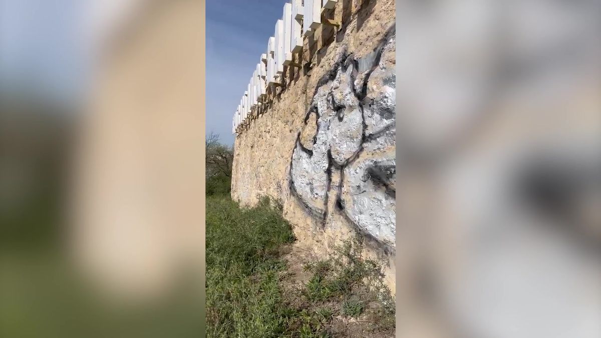 Vandalové poničili fasádu vzácných viničních sklepů v Praze. Máme vás na kameře, vzkazuje vedení galerie